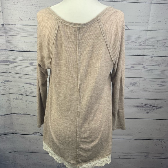 Hollistor V-Shape Hem with Lace Detail - Picture 3 of 6